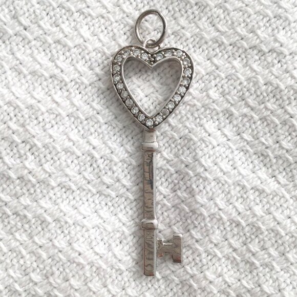 Simulated Diamond 925 Silver Heart Key Pendant Charm Vintage - Picture 2 of 6